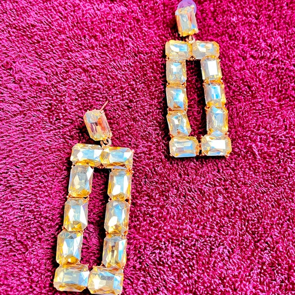 Jewelry - Beautiful women earning best for parties